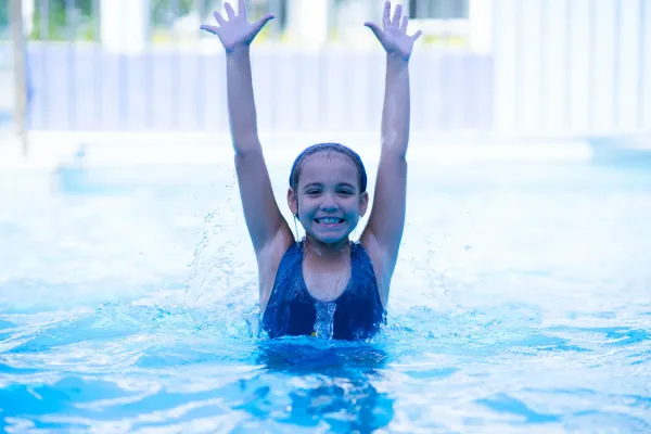 criança nadando