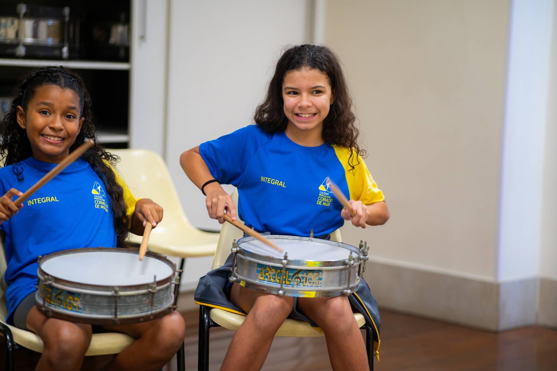 menina tocando bateria