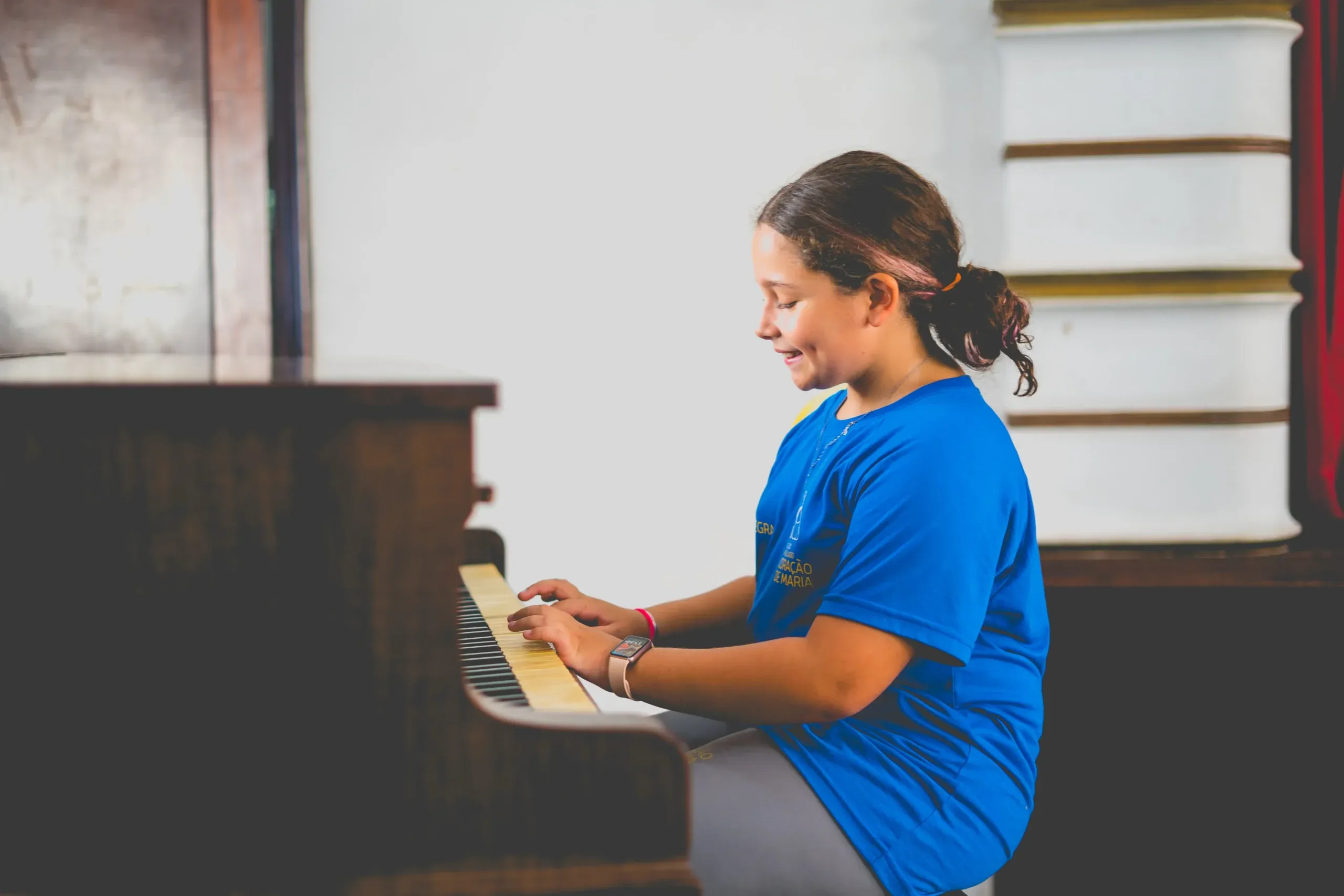 o colégio, menina tocando piano