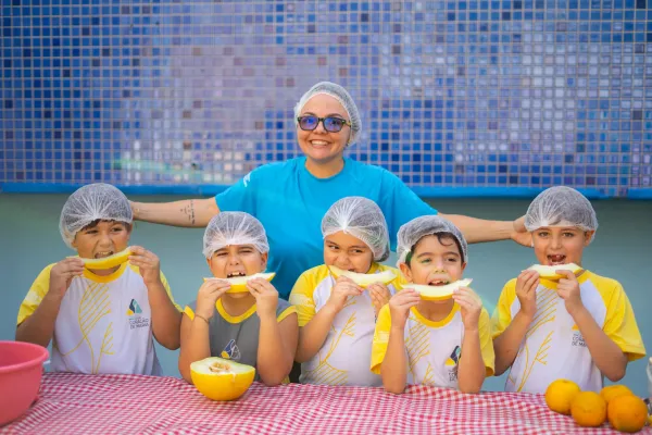 Crianças comendo