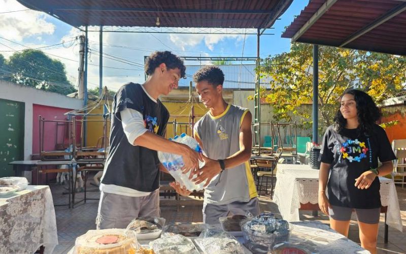 Juventude Missionária arrecada mais de 5 mil garrafas para comunidade do Jardim Gramacho