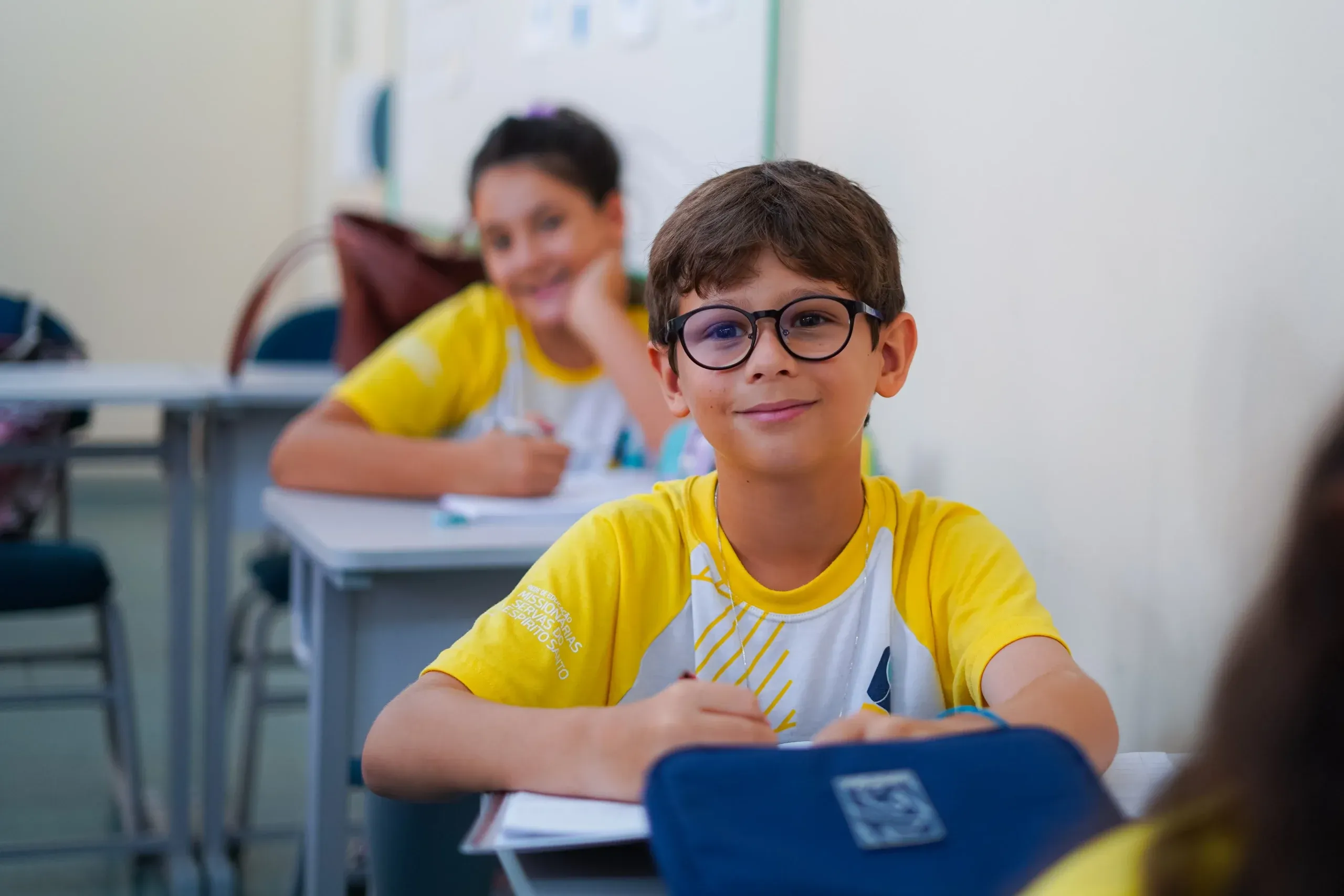 Menino na sala de aula
